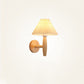 Traditioneller chinesischer plissierter Regenschirm Stoff Schatten Holz 1-Licht Wandlampe für das Wohnzimmer