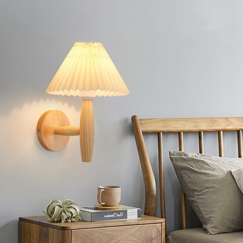 Traditioneller chinesischer plissierter Regenschirm Stoff Schatten Holz 1-Licht Wandlampe für das Wohnzimmer
