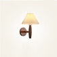Traditioneller chinesischer plissierter Regenschirm Stoff Schatten Holz 1-Licht Wandlampe für das Wohnzimmer