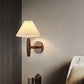 Traditioneller chinesischer plissierter Regenschirm Stoff Schatten Holz 1-Licht Wandlampe für das Wohnzimmer