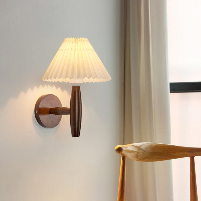 Traditioneller chinesischer plissierter Regenschirm Stoff Schatten Holz 1-Licht Wandlampe für das Wohnzimmer