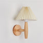 Traditioneller chinesischer plissierter Regenschirm Stoff Schatten Holz 1-Licht Wandlampe für das Wohnzimmer