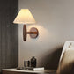 Traditioneller chinesischer plissierter Regenschirm Stoff Schatten Holz 1-Licht Wandlampe für das Wohnzimmer