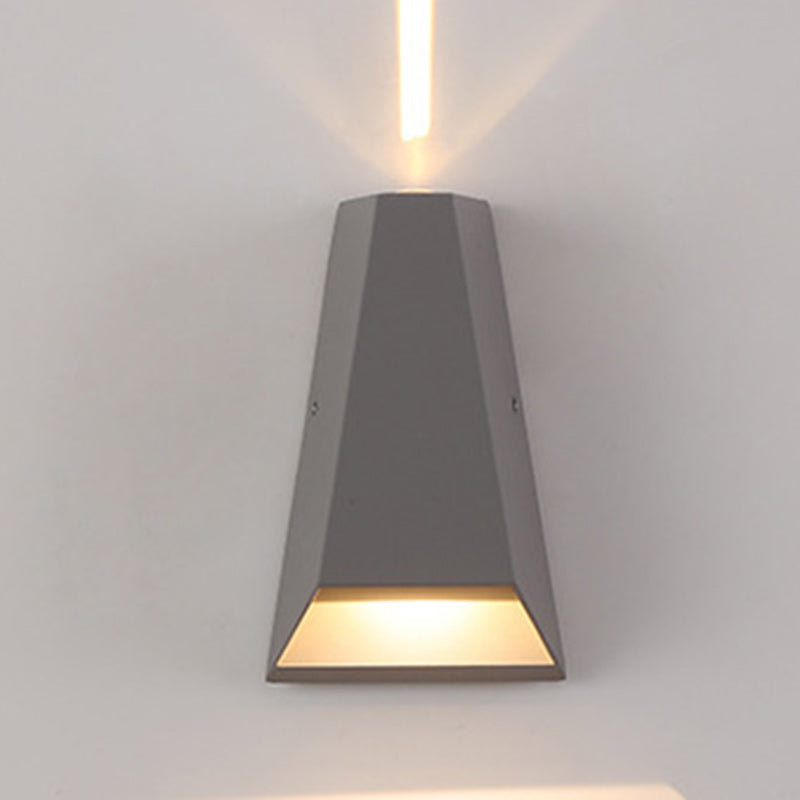 Moderne minimalistische Aluminium trapezförmige Auf- und Abwärts beleuchtete LED Außenwandlampe für Garten
