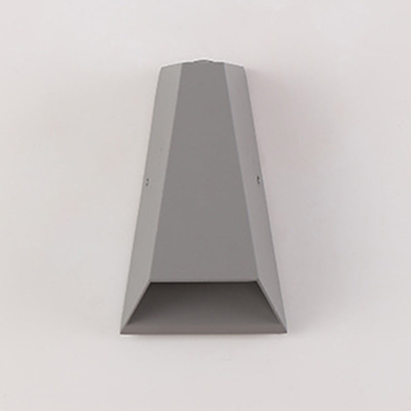 Moderne minimalistische Aluminium trapezförmige Auf- und Abwärts beleuchtete LED Außenwandlampe für Garten
