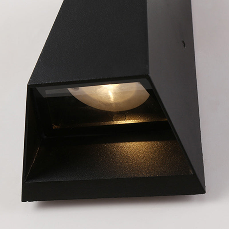 Moderne minimalistische Aluminium trapezförmige Auf- und Abwärts beleuchtete LED Außenwandlampe für Garten