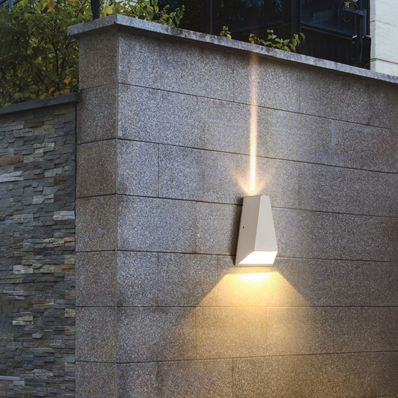 Moderne minimalistische Aluminium trapezförmige Auf- und Abwärts beleuchtete LED Außenwandlampe für Garten
