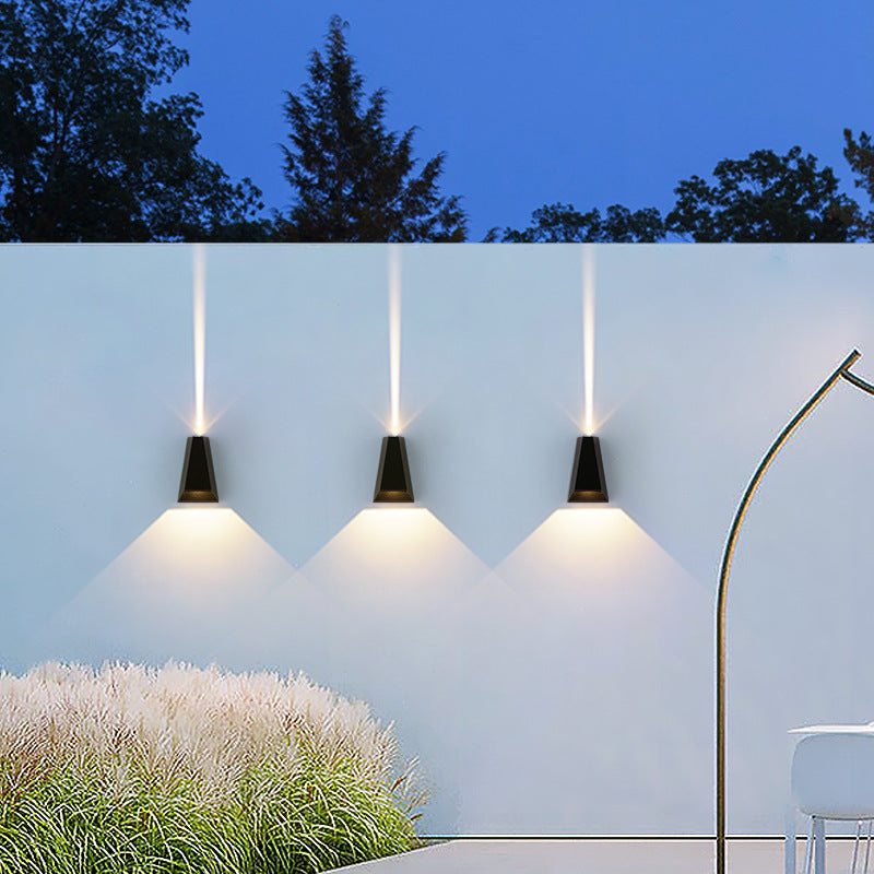 Moderne minimalistische Aluminium trapezförmige Auf- und Abwärts beleuchtete LED Außenwandlampe für Garten