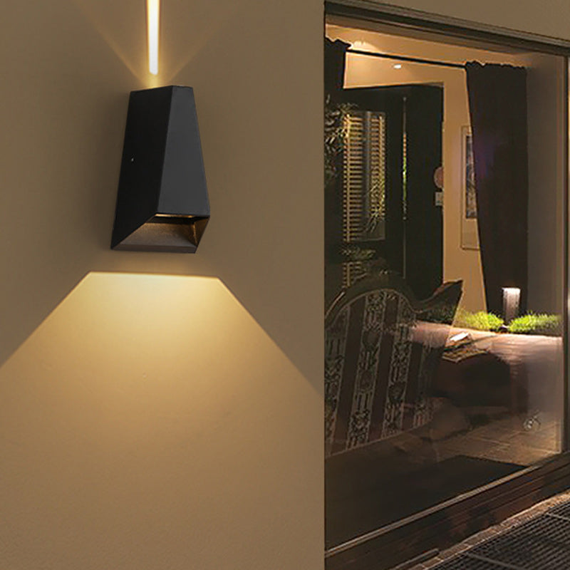 Moderne minimalistische Aluminium trapezförmige Auf- und Abwärts beleuchtete LED Außenwandlampe für Garten