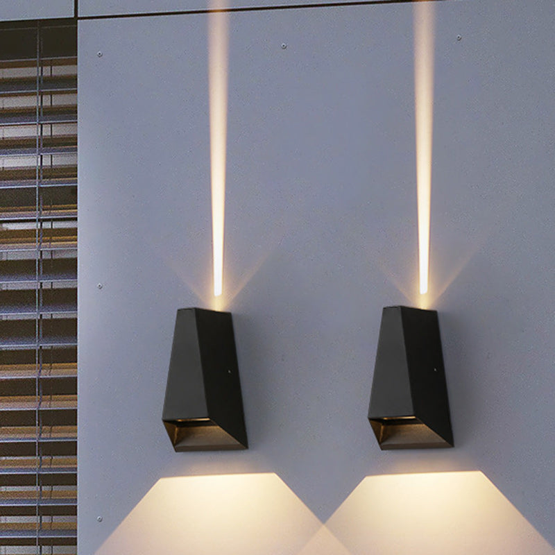 Moderne minimalistische Aluminium trapezförmige Auf- und Abwärts beleuchtete LED Außenwandlampe für Garten