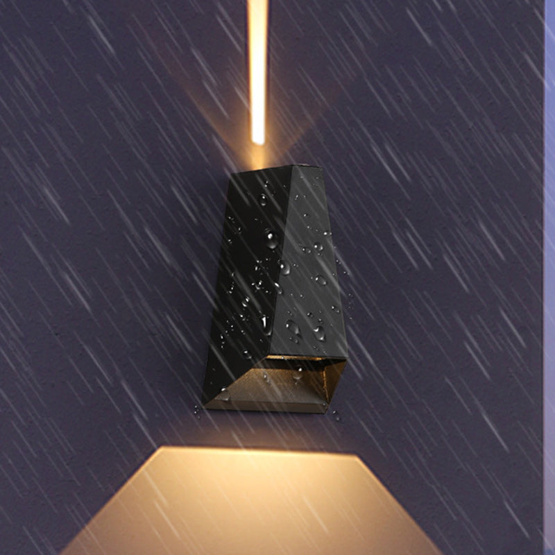 Moderne minimalistische Aluminium trapezförmige Auf- und Abwärts beleuchtete LED Außenwandlampe für Garten