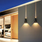 Moderne minimalistische Aluminium trapezförmige Auf- und Abwärts beleuchtete LED Außenwandlampe für Garten