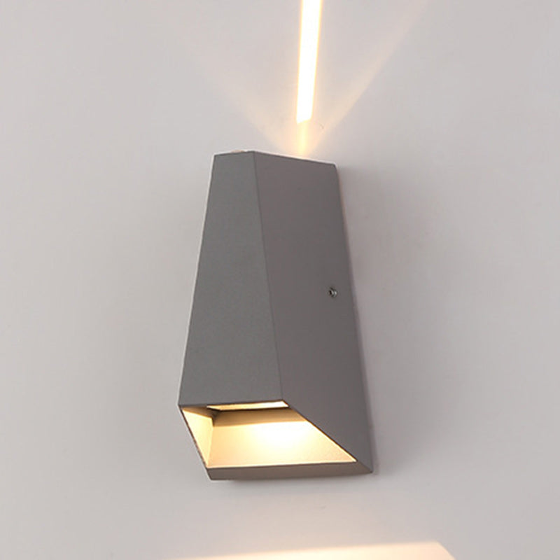 Moderne minimalistische Aluminium trapezförmige Auf- und Abwärts beleuchtete LED Außenwandlampe für Garten
