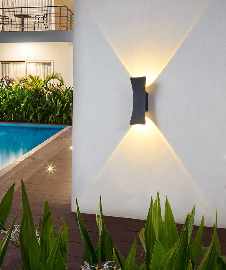 Moderne minimalistische gebogene Aluminium Auf- und Abwärts beleuchtete LED wasserdichte Wandleuchte für den Außenbereich Terrasse