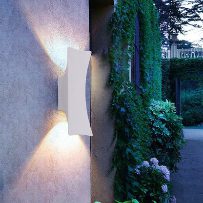 Moderne minimalistische gebogene Aluminium Auf- und Abwärts beleuchtete LED wasserdichte Wandleuchte für den Außenbereich Terrasse