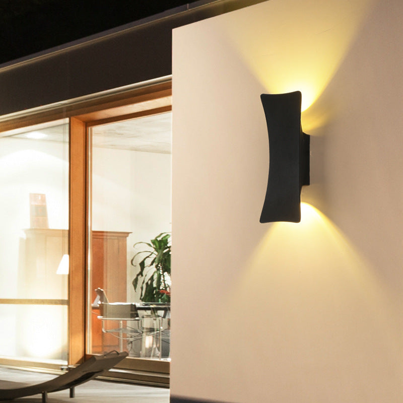 Moderne minimalistische gebogene Aluminium Auf- und Abwärts beleuchtete LED wasserdichte Wandleuchte für den Außenbereich Terrasse