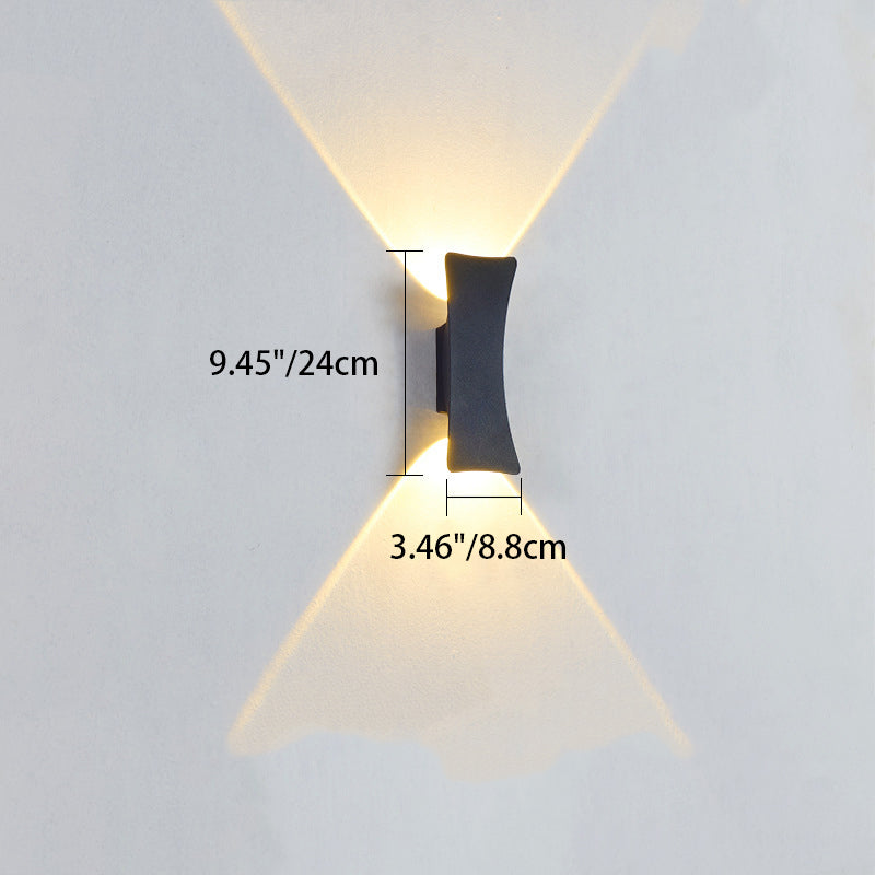 Moderne minimalistische gebogene Aluminium Auf- und Abwärts beleuchtete LED wasserdichte Wandleuchte für den Außenbereich Terrasse