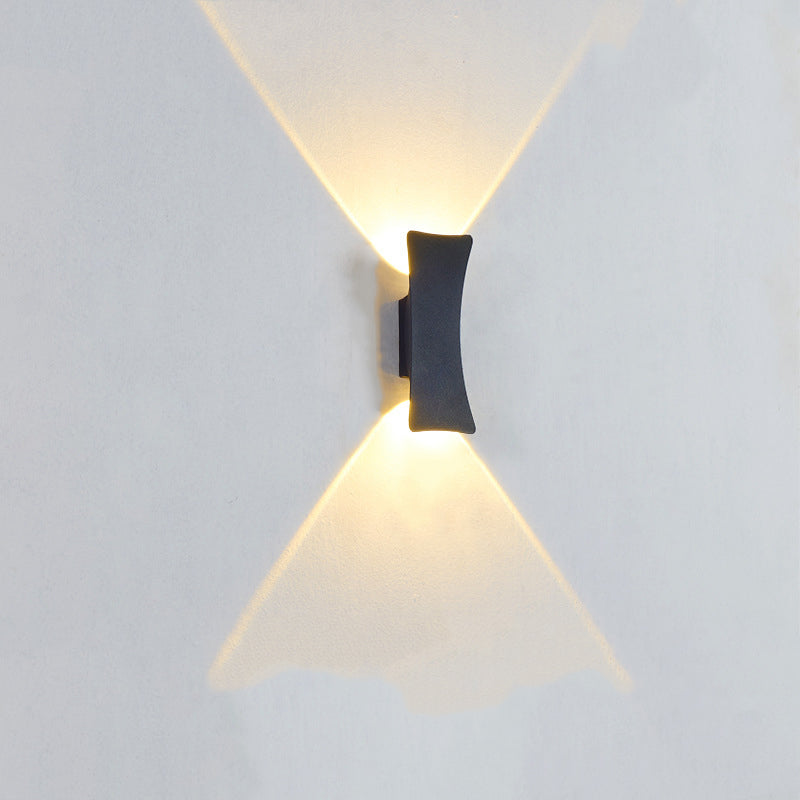 Moderne minimalistische gebogene Aluminium Auf- und Abwärts beleuchtete LED wasserdichte Wandleuchte für den Außenbereich Terrasse