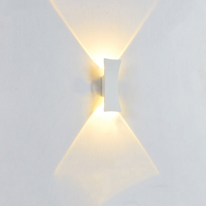 Moderne minimalistische gebogene Aluminium Auf- und Abwärts beleuchtete LED wasserdichte Wandleuchte für den Außenbereich Terrasse