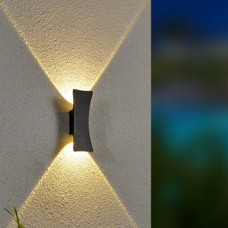 Moderne minimalistische gebogene Aluminium Auf- und Abwärts beleuchtete LED wasserdichte Wandleuchte für den Außenbereich Terrasse
