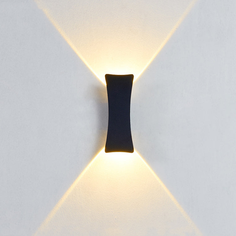 Moderne minimalistische gebogene Aluminium Auf- und Abwärts beleuchtete LED wasserdichte Wandleuchte für den Außenbereich Terrasse