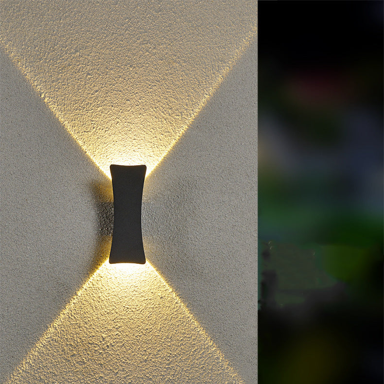 Moderne minimalistische gebogene Aluminium Auf- und Abwärts beleuchtete LED wasserdichte Wandleuchte für den Außenbereich Terrasse