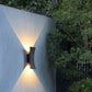 Moderne minimalistische gebogene Aluminium Auf- und Abwärts beleuchtete LED wasserdichte Wandleuchte für den Außenbereich Terrasse