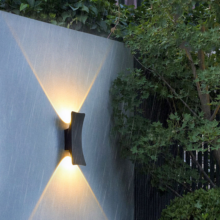 Moderne minimalistische gebogene Aluminium Auf- und Abwärts beleuchtete LED wasserdichte Wandleuchte für den Außenbereich Terrasse