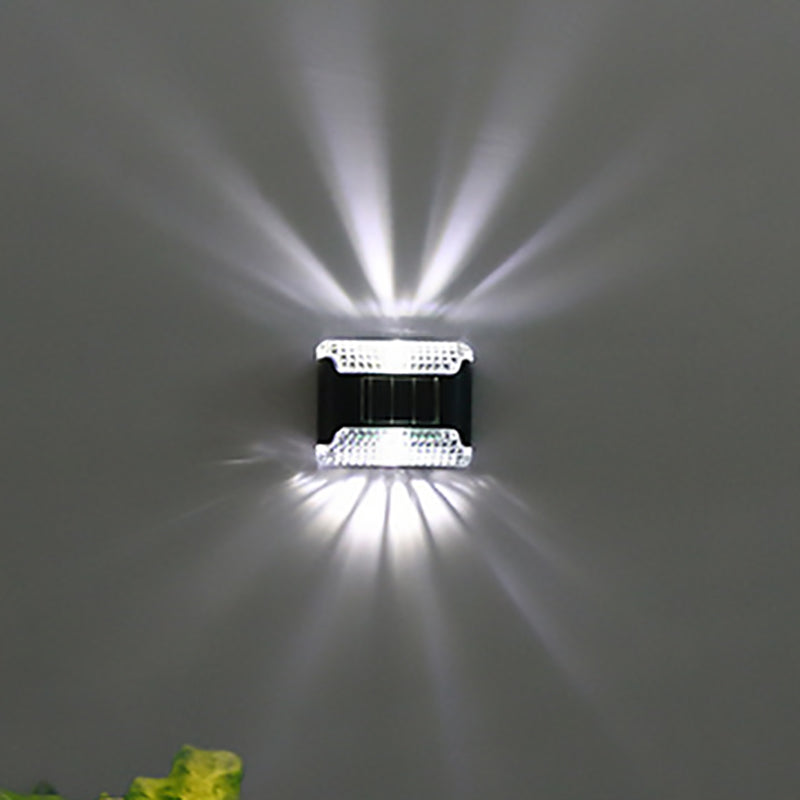 Zeitgenössische industrielle Solar rechteckige ABS Auf- und Abwärts beleuchtete LED Außenwandlampe für den Garten