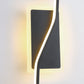 Zeitgenössische nordische lange Streifen Eisen Silikon LED Wandlampe für das Wohnzimmer