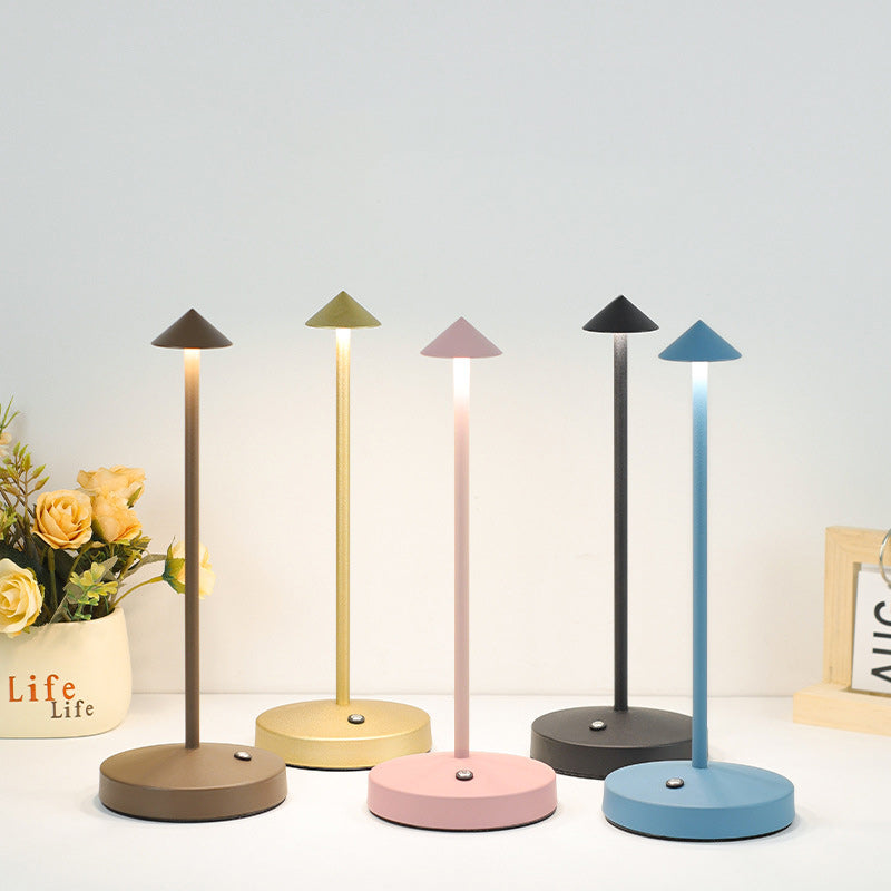 Moderne Einfachheit Triangle Cone Runde Acrylzylinder Eisen LED Tischlampe für das Wohnzimmer