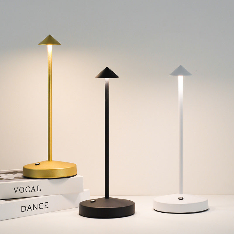 Moderne Einfachheit Triangle Cone Runde Acrylzylinder Eisen LED Tischlampe für das Wohnzimmer