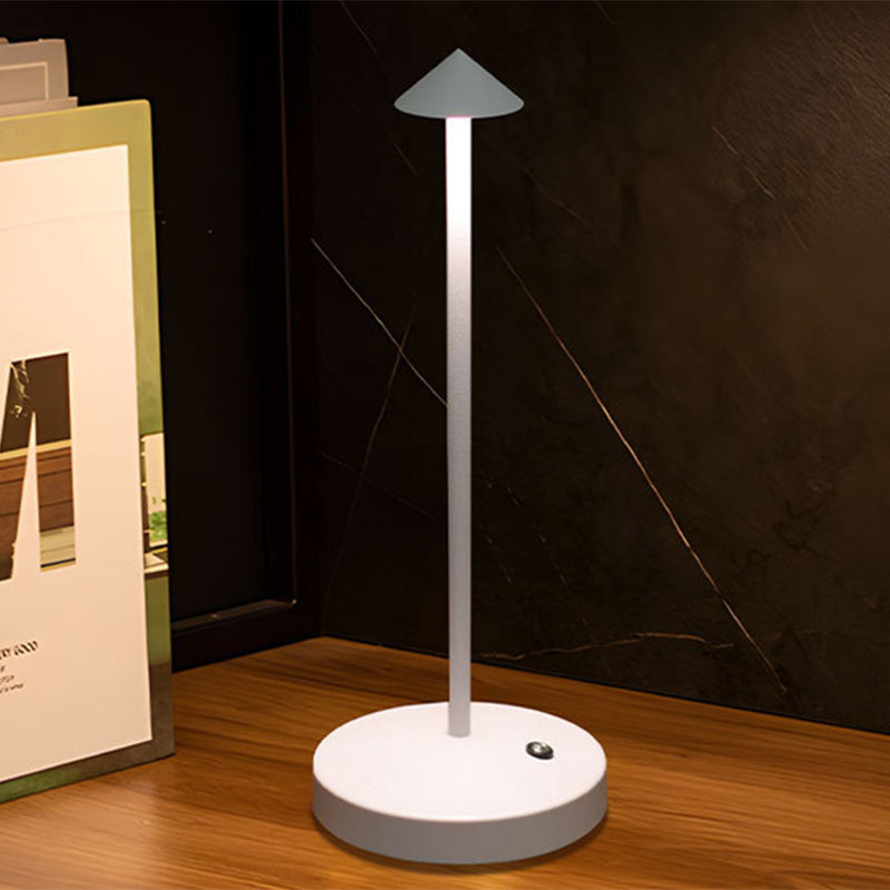 Moderne Einfachheit Triangle Cone Runde Acrylzylinder Eisen LED Tischlampe für das Wohnzimmer
