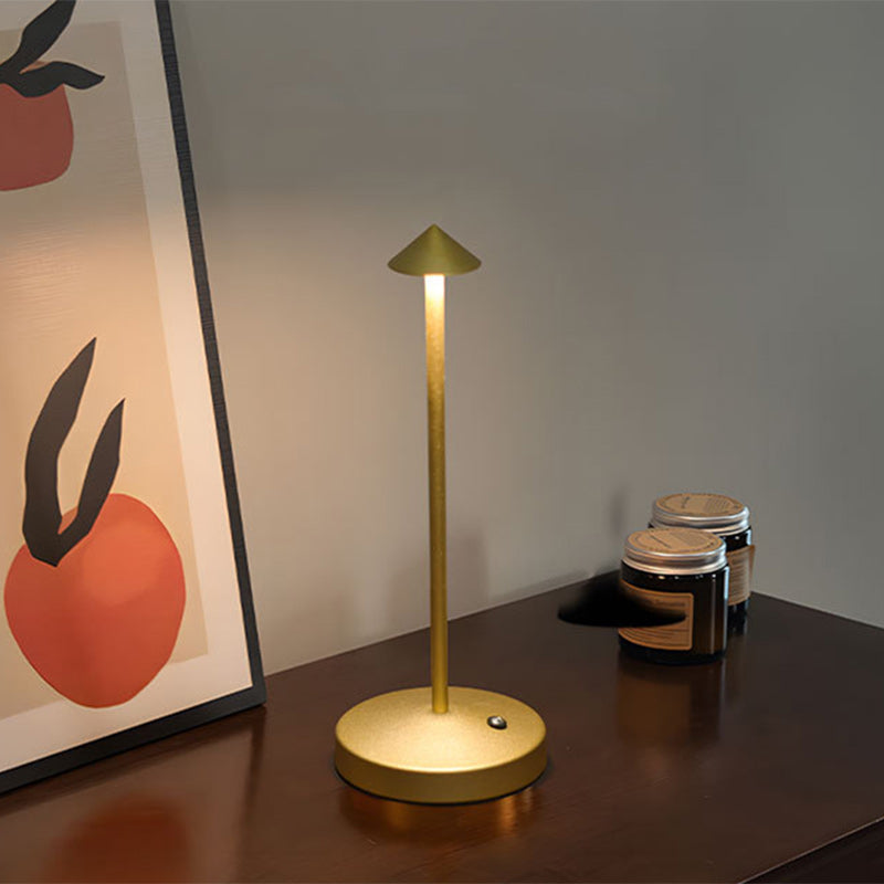 Moderne Einfachheit Triangle Cone Runde Acrylzylinder Eisen LED Tischlampe für das Wohnzimmer