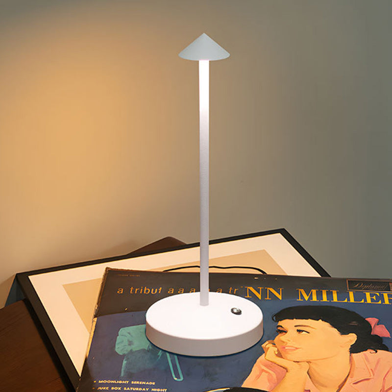 Moderne Einfachheit Triangle Cone Runde Acrylzylinder Eisen LED Tischlampe für das Wohnzimmer