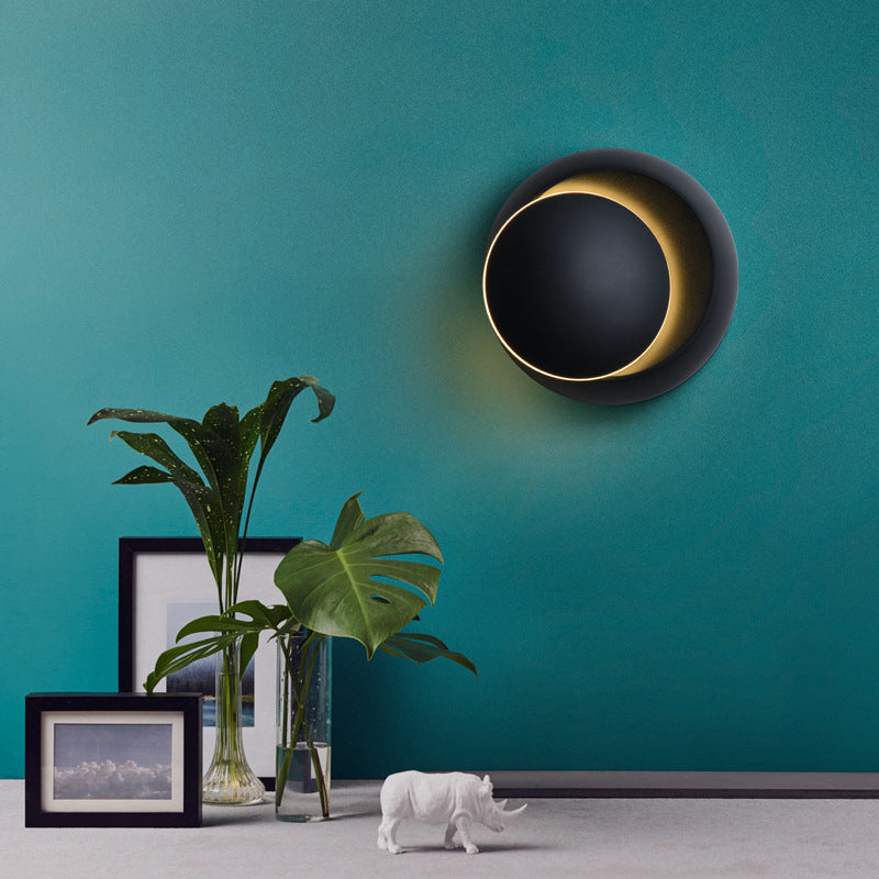 Zeitgenössische nordische Eisenrunde Eclipse drehbare LED Wandleuchte für Nachttisch