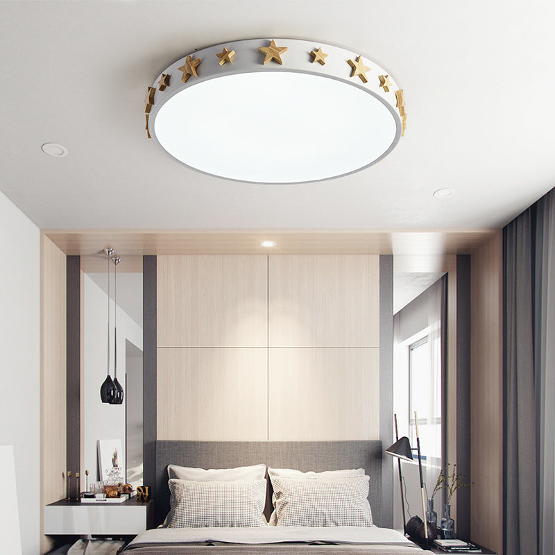 Zeitgenössische skandinavische Eisen Holz Acryl Runde Stern LED Deckenleuchte für Schlafzimmer