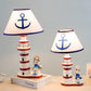 Zeitgenössische Küstenholzstoff Kinder konische Leuchtturm 1-Licht Tischlampe für das Schlafzimmer