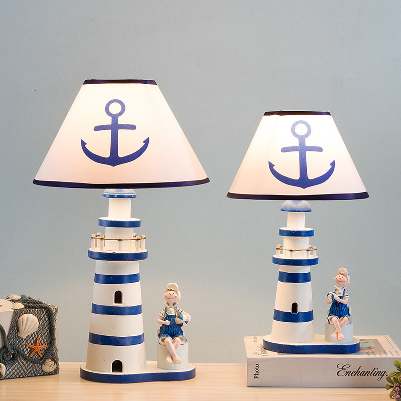 Zeitgenössische Küstenholzstoff Kinder konische Leuchtturm 1-Licht Tischlampe für das Schlafzimmer
