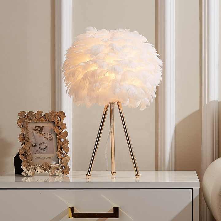 Blossom Tischlampe – Elegantes Feder-Design mit dimmbarem Licht