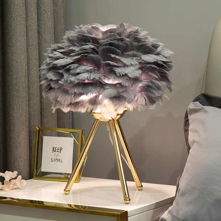 Blossom Tischlampe – Elegantes Feder-Design mit dimmbarem Licht