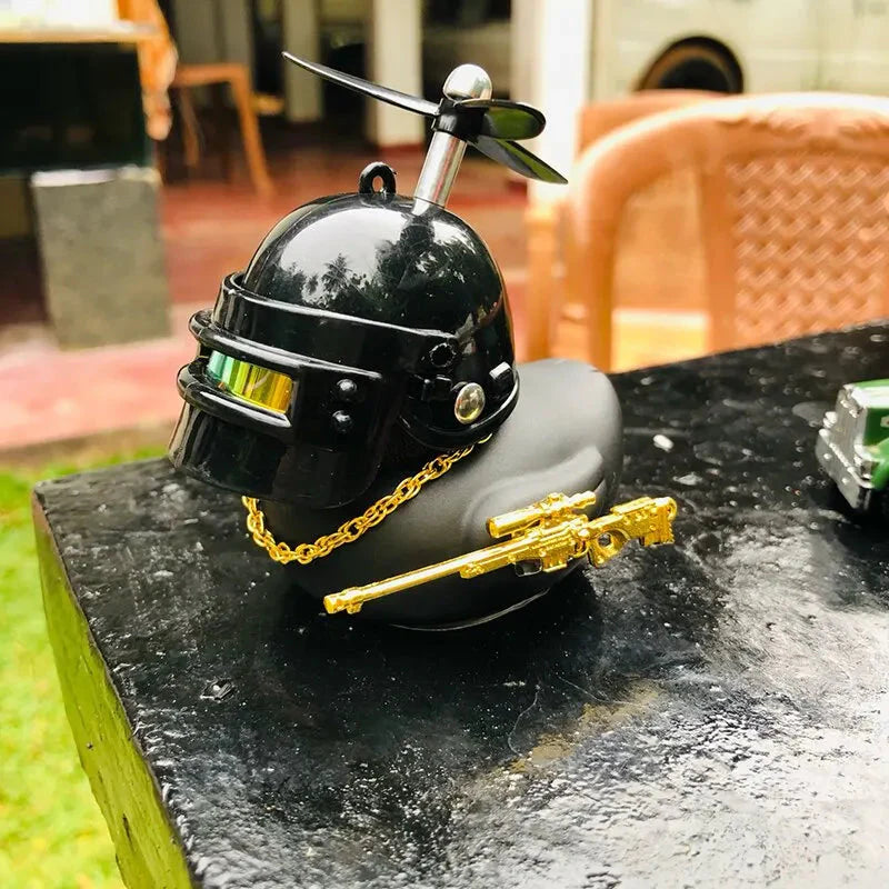 Kaputte Wind Gummiente Motorzubehör Gelbe Ente mit Helm Autozubehör Ente im Auto Innenraumdekoration