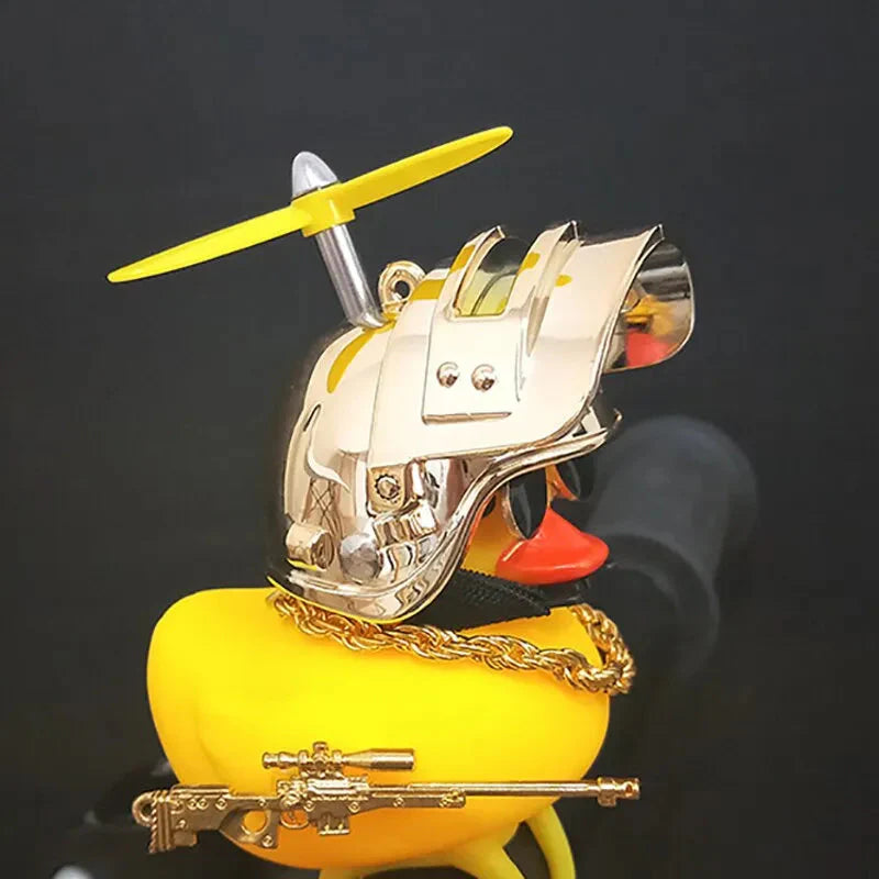 Kaputte Wind Gummiente Motorzubehör Gelbe Ente mit Helm Autozubehör Ente im Auto Innenraumdekoration