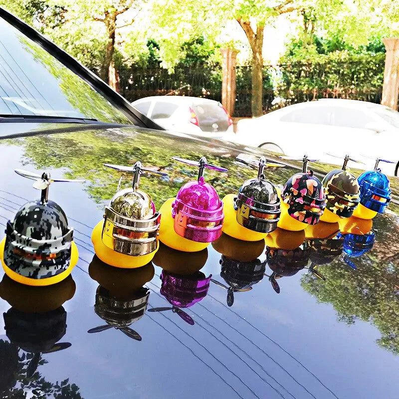 Kaputte Wind Gummiente Motorzubehör Gelbe Ente mit Helm Autozubehör Ente im Auto Innenraumdekoration
