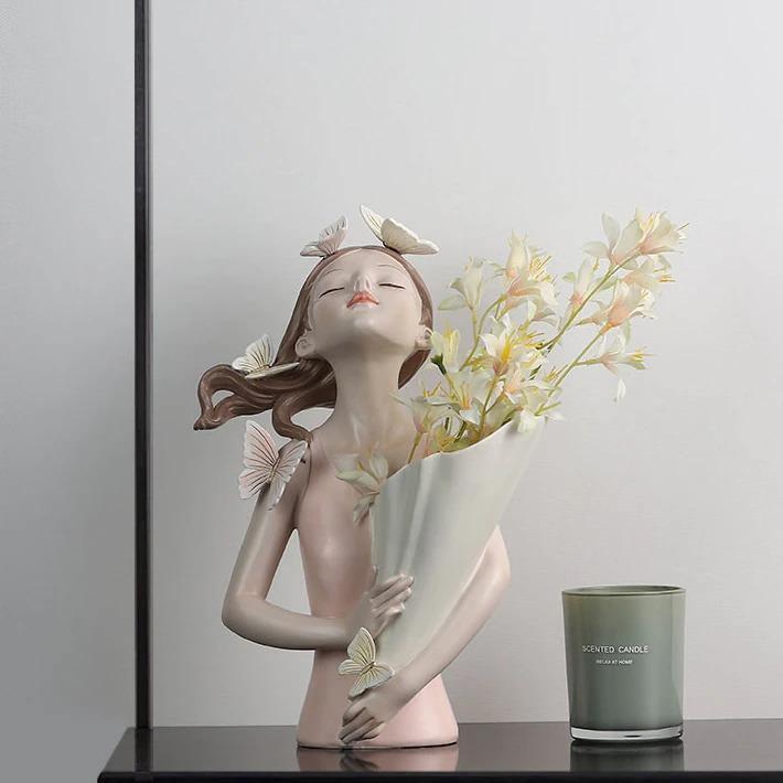 Frendorf | ButterflyAura Mädchenfigur Deko | Stilvolle Schmetterlings-Mädchen Ornamente | Vase & Tablett Design