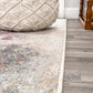 abstrakter Teppich mit gedämpften Blumen von Pastello