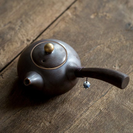 Keramische Kyusu-Teekanne mit Holz-Seitengriff I Japanische Keramische Teekanne
