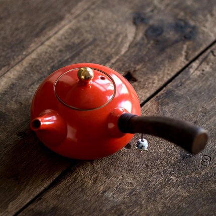 Keramische Kyusu-Teekanne mit Holz-Seitengriff I Japanische Keramische Teekanne