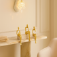 Frendorf | MindMuse – Goldene abstrakte Denkerstatuen in einzigartigen künstlerischen Positionen