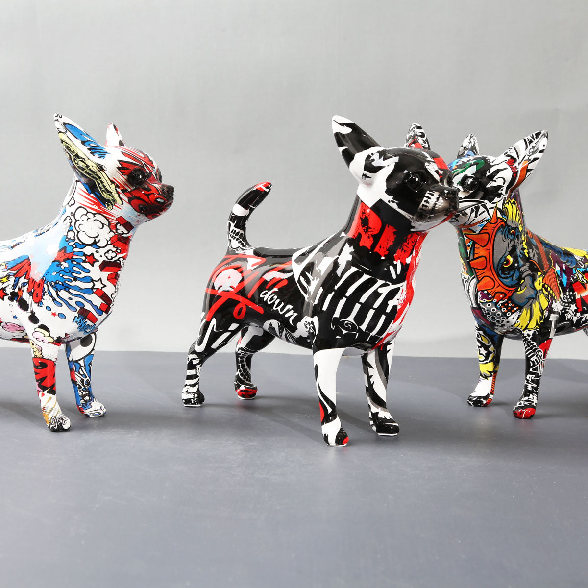 Kreative bemalte einfache Graffiti Farbe Chihuahua Hund Statue Dekorationen Hauseingang Weinkabinett Büro Dekor Harz Handwerk